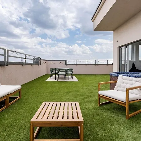 Downtown Skyline Penthouse W Parkview&jacuzzi Bucarest