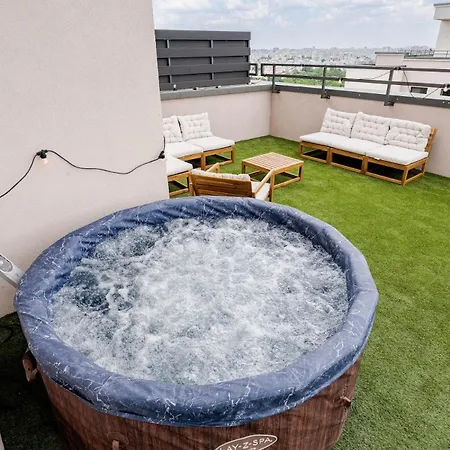 Downtown Skyline Penthouse W Parkview&jacuzzi Апартаменти Бухарест