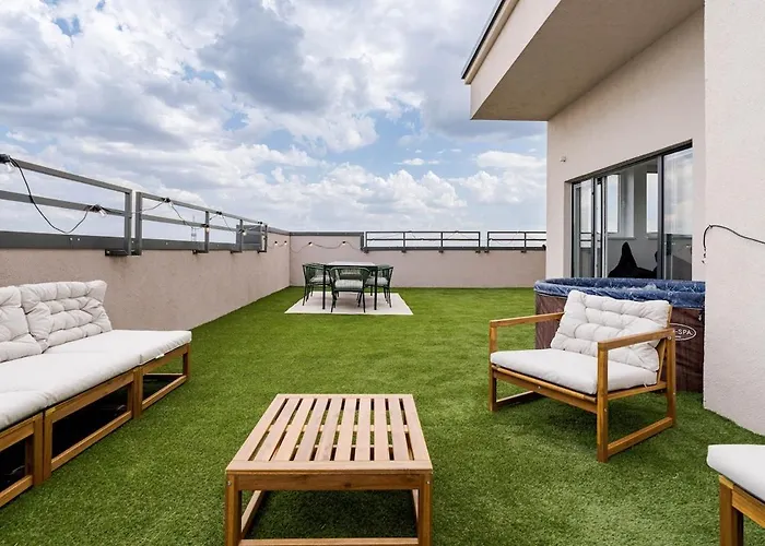 Downtown Skyline Penthouse W Parkview&jacuzzi Bükreş