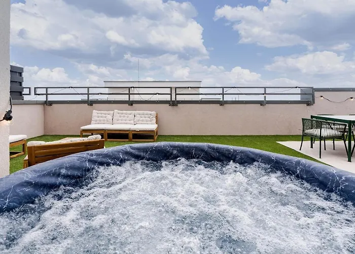 Апартаменти Downtown Skyline Penthouse W Parkview&jacuzzi Бухарест