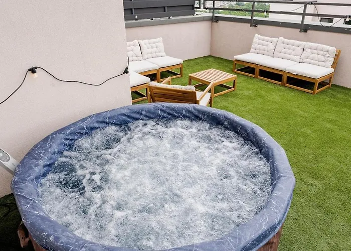 Downtown Skyline Penthouse W Parkview&jacuzzi Апартаменты Бухарест